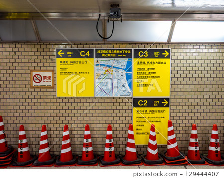 地下通道內張貼的區域導覽圖和出口指示 129444407
