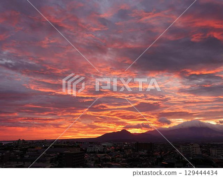 透過雲層看到的日落天空 透過雲層看到的日落天空 129444434
