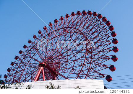 紅色的摩天輪和藍藍的天空 129444521