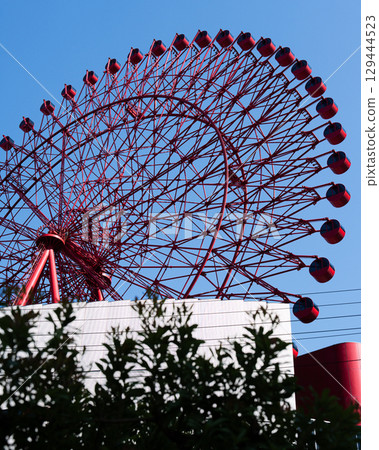 紅色摩天輪的風景 紅色摩天輪的風景 129444523