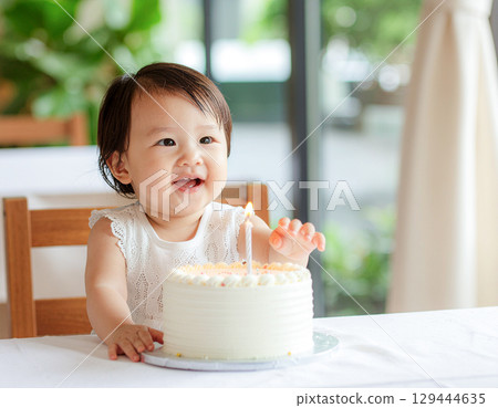 生日蛋糕和寶寶 生日蛋糕和寶寶 129444635