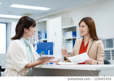 Business woman working in the office Business woman working in the office 129445456