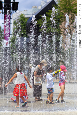 盛夏時節，孩子們在噴泉裡嬉戲玩耍 129445975