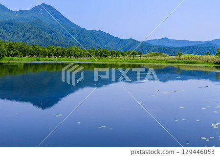 六月的晴空下,漫步於北海道知床半島的知床五湖。湖面上倒映著山脈和原始森林,景色優美。 六月的晴空下,漫步於北海道知床半島的知床五湖。湖面上倒映著山脈和原始森林,景色優美。 129446053