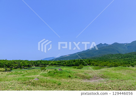 六月的晴空下,漫步於北海道知床半島的知床五湖。湖面上倒映著山脈和原始森林,景色優美。 六月的晴空下,漫步於北海道知床半島的知床五湖。湖面上倒映著山脈和原始森林,景色優美。 129446056