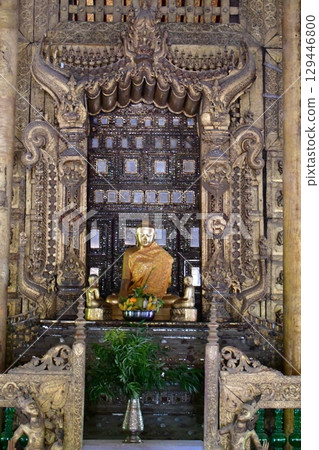 緬甸曼德勒 Shwenandaw 修道院內的木製寺廟 緬甸曼德勒 Shwenandaw 修道院內的木製寺廟 129446800