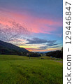 沐浴在夕陽下的草原 129446847