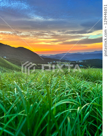 在早晨的陽光山 在早晨的陽光山 129446851