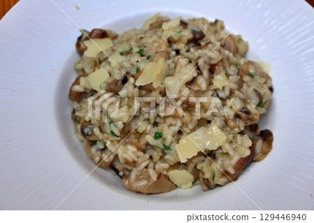 義大利美食:馬耳他姆迪納一家餐廳的牛肝菌蘑菇燴飯 義大利美食:馬耳他姆迪納一家餐廳的牛肝菌蘑菇燴飯 129446940