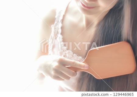 一個女人撫摸著她的頭髮 129446965