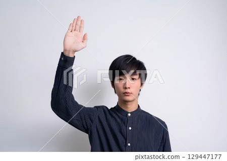 年輕人舉起手 129447177
