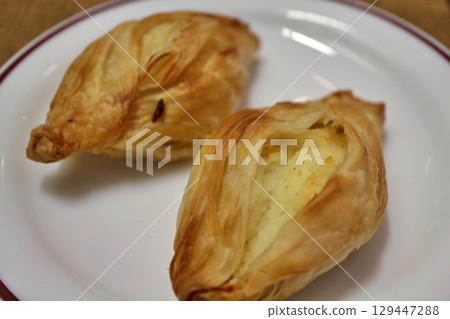 馬耳他瓦萊塔一家咖啡館的馬耳他街頭小吃 Pastizzi 馬耳他瓦萊塔一家咖啡館的馬耳他街頭小吃 Pastizzi 129447288