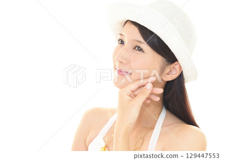 微笑在夏天的衣服的女人 129447553