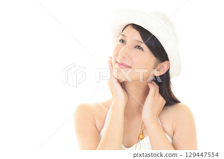 微笑在夏天的衣服的女人 微笑在夏天的衣服的女人 129447554