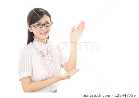 指導微笑的女人 129447589