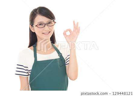 一名繫著圍裙的女子做出「OK」手勢 129448121