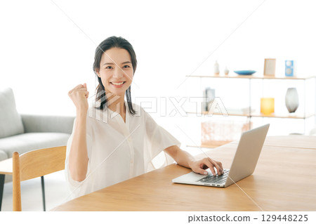 在家使用個人計算機的婦女 129448225