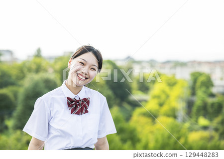 一名高中女生微笑著看著鏡頭的肖像 一名高中女生微笑著看著鏡頭的肖像 129448283