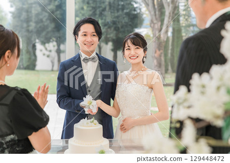 Bride and groom and guests who cut a cake at a wedding ceremony (wedding cake / cake cutting) Bride and groom and guests who cut a cake at a wedding ceremony (wedding cake / cake cutting) 129448472