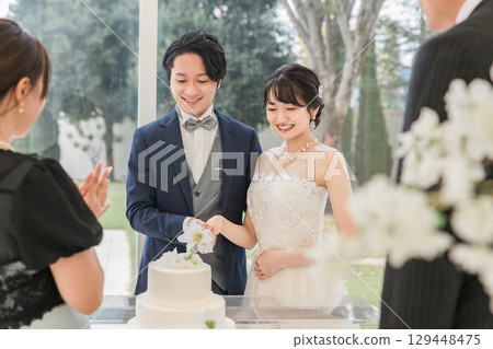 在婚禮上切蛋糕的新郎新娘和賓客（結婚蛋糕/切蛋糕） 129448475