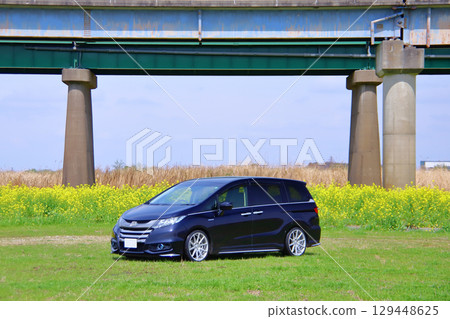 油菜花田和小型貨車 油菜花田和小型貨車 129448625