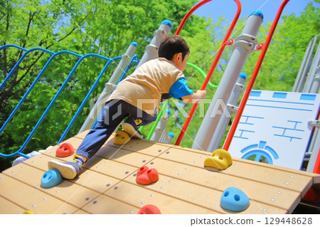 孩子們在公園裡玩 129448628