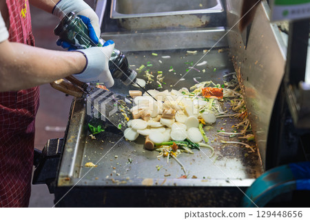 夜市的廚師製作鐵板炒年糕 129448656