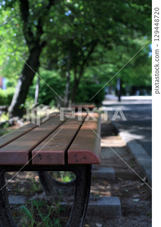 公園的長椅上 129448720