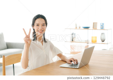 在家使用個人計算機的婦女 在家使用個人計算機的婦女 129448792
