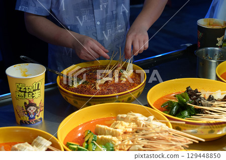 夜市裡廚師製作串串香 夜市裡廚師製作串串香 129448850