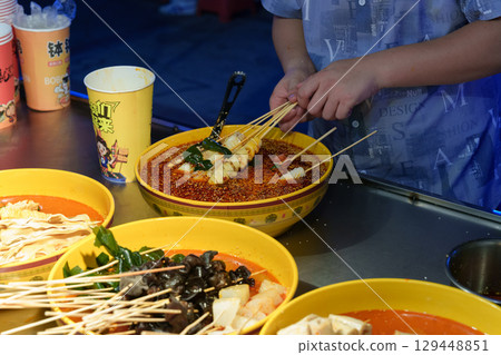 夜市裡廚師製作串串香 129448851