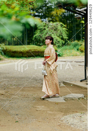 一位身穿和服的女子在花園裡漫步 一位身穿和服的女子在花園裡漫步 129449629