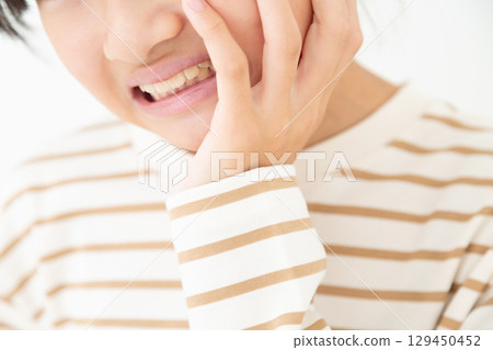 一名患有蛀牙的中學生 一名患有蛀牙的中學生 129450452