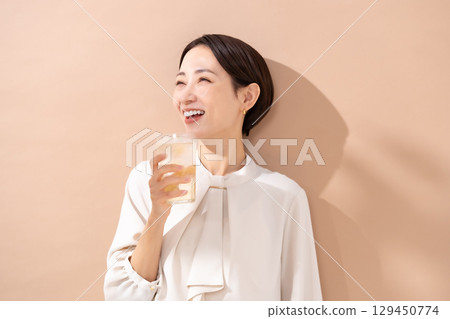 Highball, Chuhai, Women, Sunlight filtering through the trees 129450774