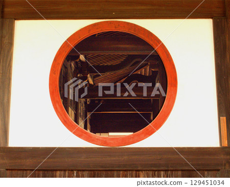 The interior of the temple complex seen through the circular window of Manpukuji Temple in Uji The interior of the temple complex seen through the circular window of Manpukuji Temple in Uji 129451034
