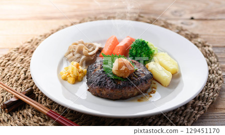 熱騰騰的日式漢堡牛排，搭配蘿蔔絲和色彩繽紛的蔬菜。無論是溫暖的家常菜還是餐廳菜單，都堪稱完美。 129451170