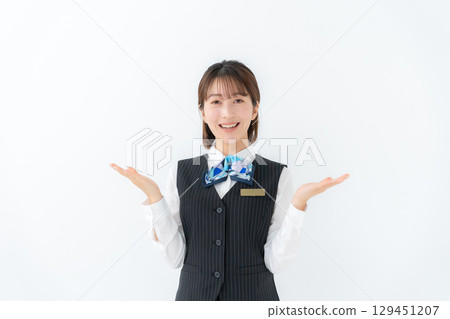 穿著制服的女性正在交談 129451207