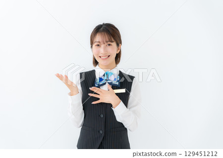 穿著制服的女性正在交談 129451212