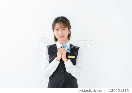 穿著制服的女性正在交談 129451215
