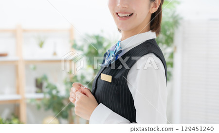 穿著制服的年輕女子，側身 129451240