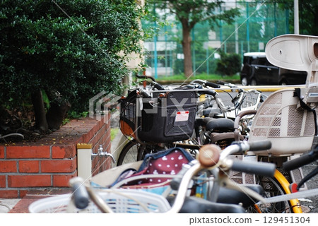 將自行車放置在自行車停車場 129451304