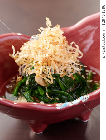 Dipping with spinach 129451396