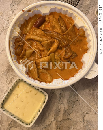 Creamy and spicy rose yeoptteok with chewy rice cakes coated in a rich, flavorful sauce, offering a perfect balance of heat and creaminess in every bite. 129451911