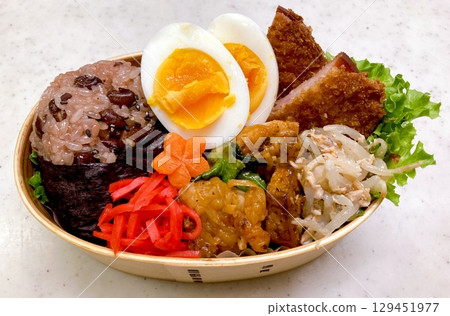 A traditional Korean dosirak, beautifully arranged with rice, assorted banchan, and savory proteins. Balanced and visually inviting, its a portable meal packed with vibrant flavors. 129451977