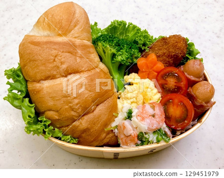 A traditional Korean dosirak, beautifully arranged with rice, assorted banchan, and savory proteins. Balanced and visually inviting, its a portable meal packed with vibrant flavors. 129451979