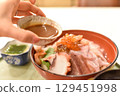 Pour the sauce over the hishio rice bowl 129451998