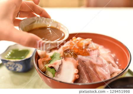 Pour the sauce over the hishio rice bowl Pour the sauce over the hishio rice bowl 129451998