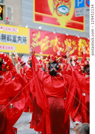 Yosakoi dance in red costumes Dance in red costumes Yosakoi dance in red costumes Dance in red costumes 129452134