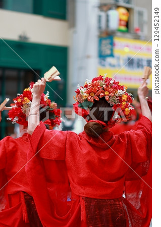 身著紅色服裝的夜來舞 身著紅色服裝的夜來舞 129452149