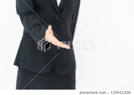 問候握手手女人 129452306